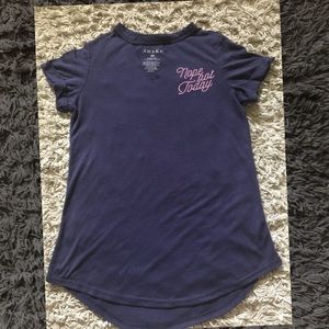 A navy blue graphic t-shirt 👚.